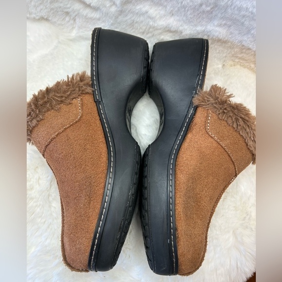 Crocs women’s rust tan cobbler leather suede Clog shoes with fur insoles Sz-9. L - Picture 9 of 16